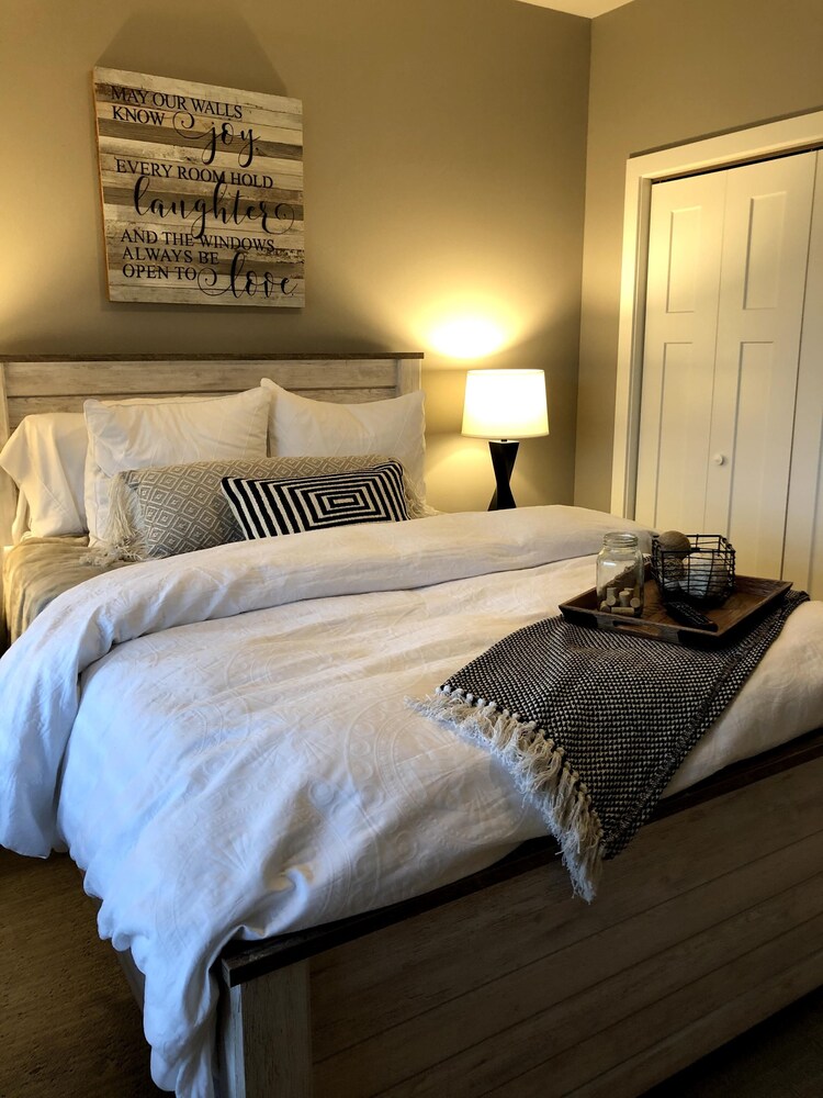 Modern clean 2BR/2BA condo with patio & grill, in the heart of Okoboji