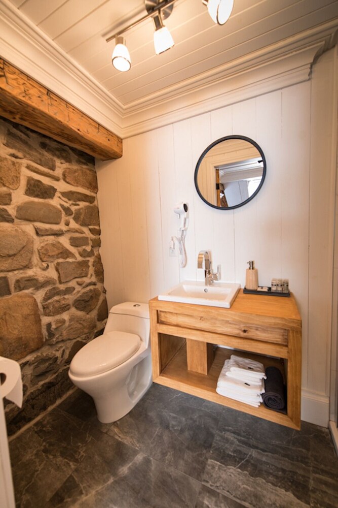 Le Canadien bedroom (3) with private bathroom (304001) in SaintRoch