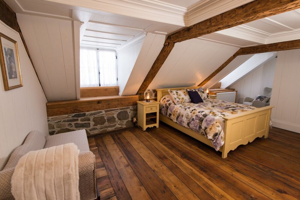 Le Canadien bedroom (3) with private bathroom (304001) in SaintRoch