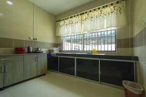 Apartment, 4 Bedrooms | Private kitchen