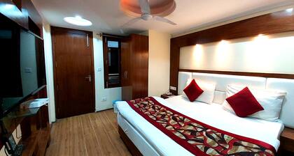 Goroomgo Luxury Moon Nainital