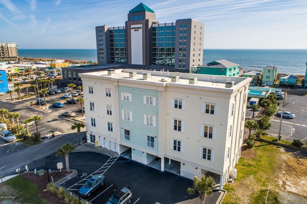 Beach side Condo,Ocean view, Steps to the beach, Steps to many great restaurants