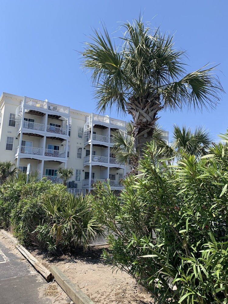 Beach side Condo,Ocean view, Steps to the beach, Steps to many great restaurants
