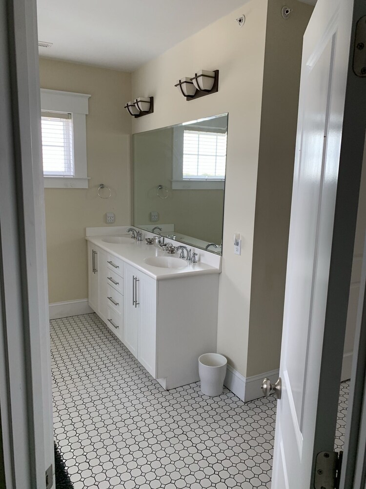 Beach side Condo,Ocean view, Steps to the beach, Steps to many great restaurants