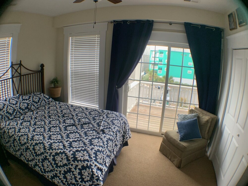 Beach side Condo,Ocean view, Steps to the beach, Steps to many great restaurants