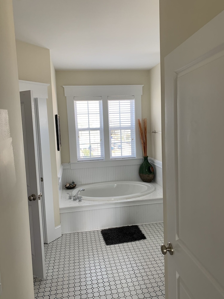 Beach side Condo,Ocean view, Steps to the beach, Steps to many great restaurants