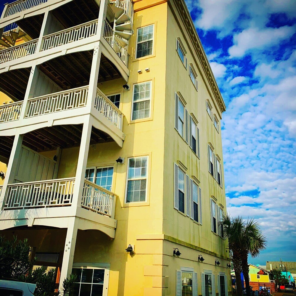 Beach side Condo,Ocean view, Steps to the beach, Steps to many great restaurants