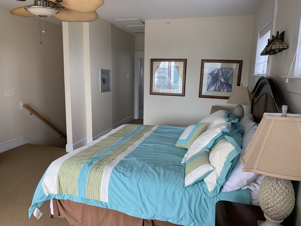 Beach side Condo,Ocean view, Steps to the beach, Steps to many great restaurants