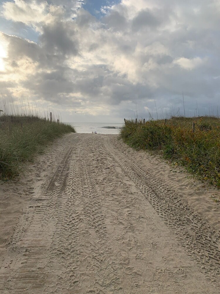 Beach side Condo,Ocean view, Steps to the beach, Steps to many great restaurants