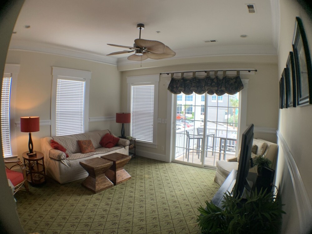 Beach side Condo,Ocean view, Steps to the beach, Steps to many great restaurants