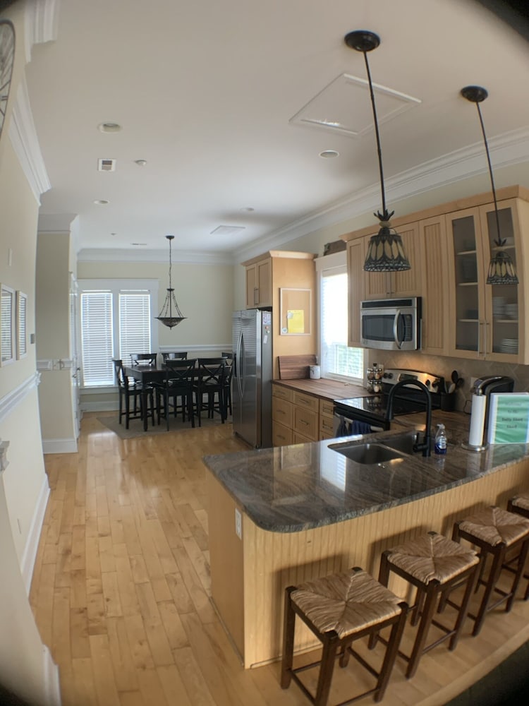 Beach side Condo,Ocean view, Steps to the beach, Steps to many great restaurants