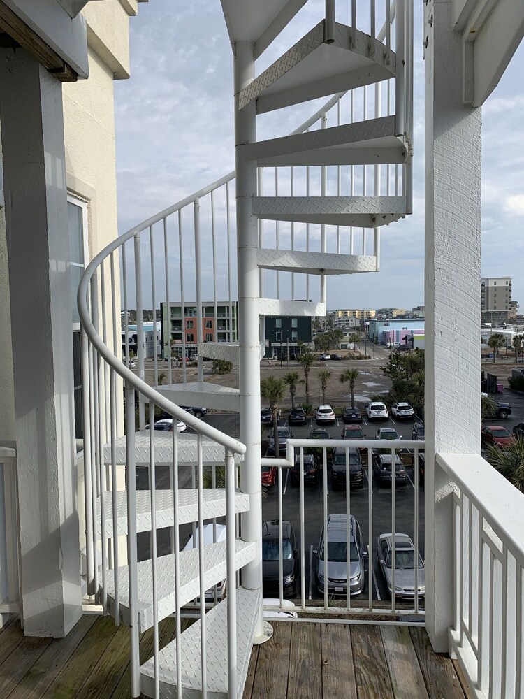 Beach side Condo,Ocean view, Steps to the beach, Steps to many great restaurants