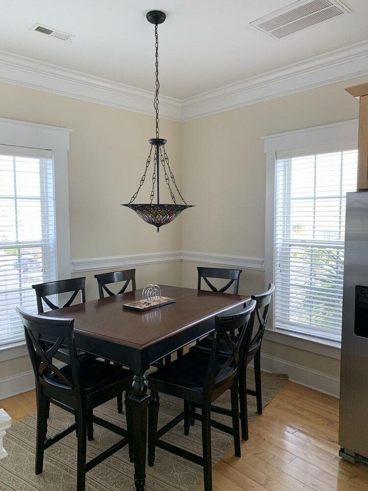 Beach side Condo,Ocean view, Steps to the beach, Steps to many great restaurants