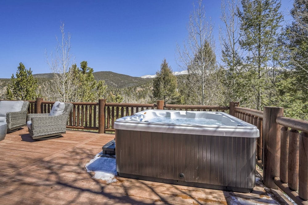 Secluded Modern Mountain Home, Views, Wifi, Hot Tub