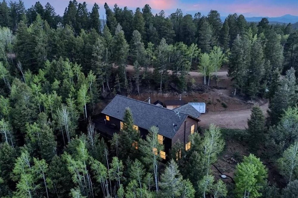 Secluded Modern Mountain Home, Views, Wifi, Hot Tub