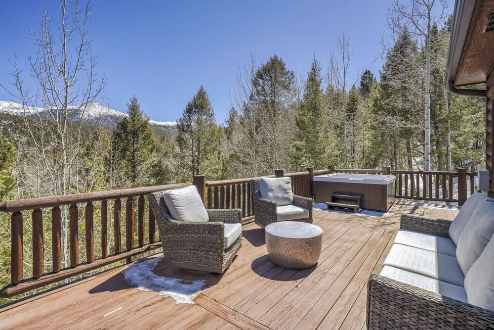 Secluded Modern Mountain Home, Views, Wifi, Hot Tub