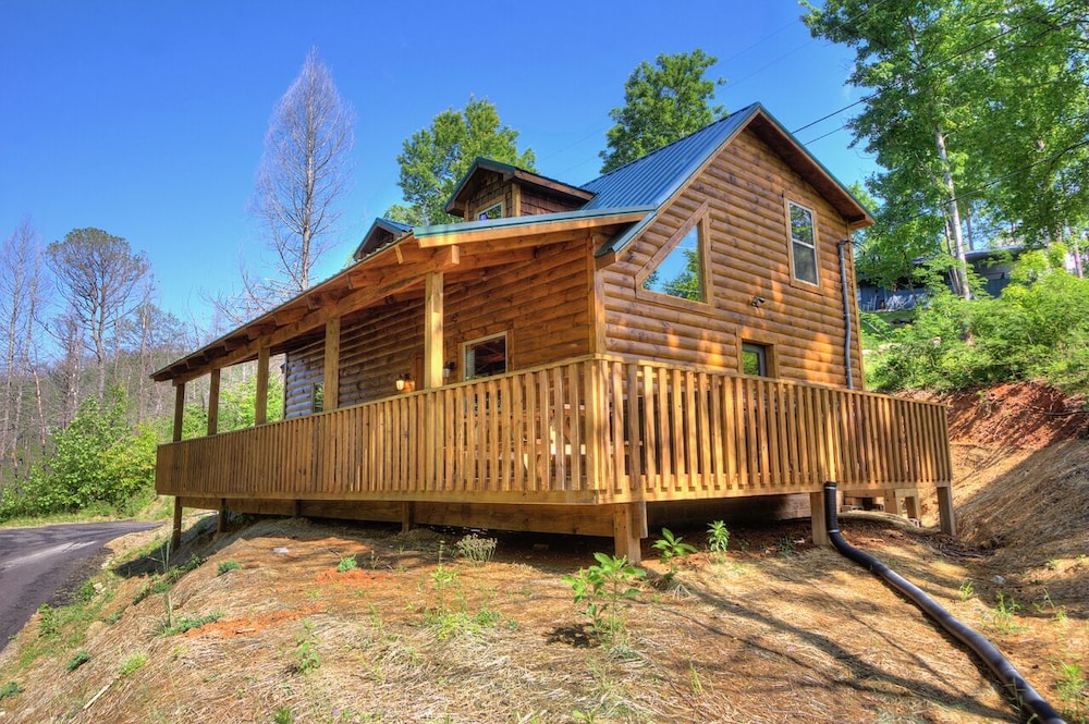 ☆1Mi to Gatlinburg strip☆3BR, Hot tub + Fire pit