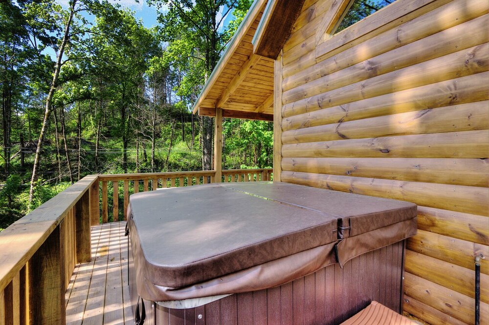 ☆1Mi to Gatlinburg strip☆3BR, Hot tub + Fire pit