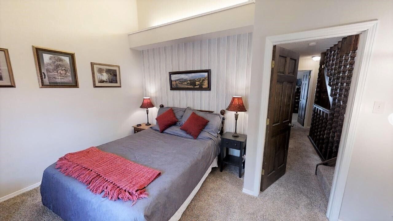 Red River Getaway - In Town - Near the Library - Wood Burning Fireplace - WiFi - in Taos, United States