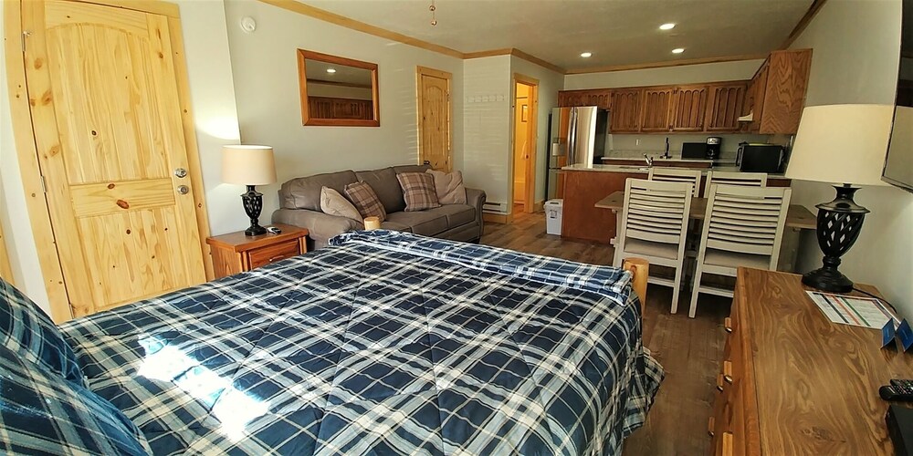 Riverbend Studio 3 - In Town - On the River - Satellite - WiFi in Red River  | Best Rates & Deals on Orbitz