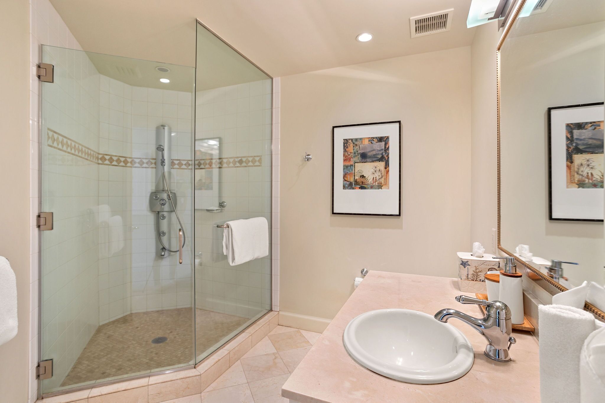 Ho'olei 55-3 gorgeous upscale living! in Kihei, United States