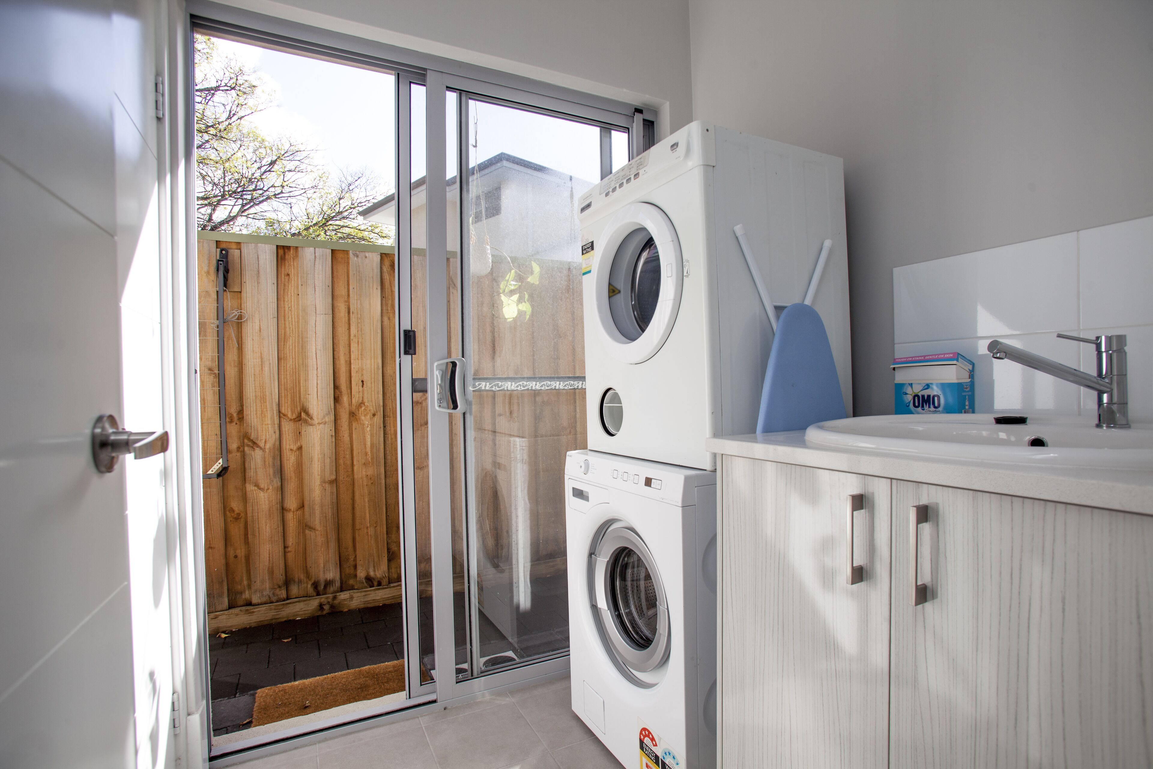 Spacious Guesthouse Close to Airport & City