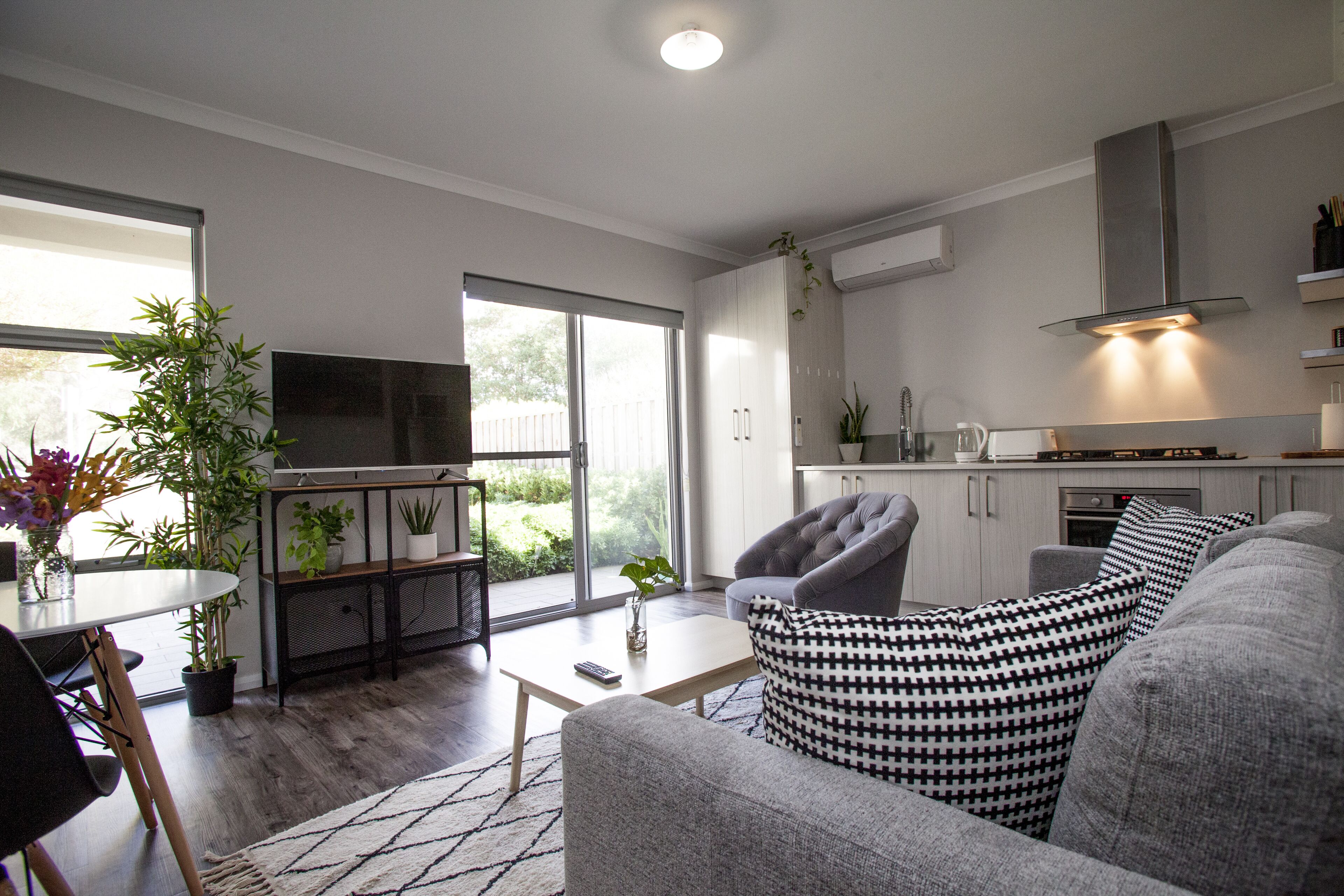 Spacious Guesthouse Close to Airport & City