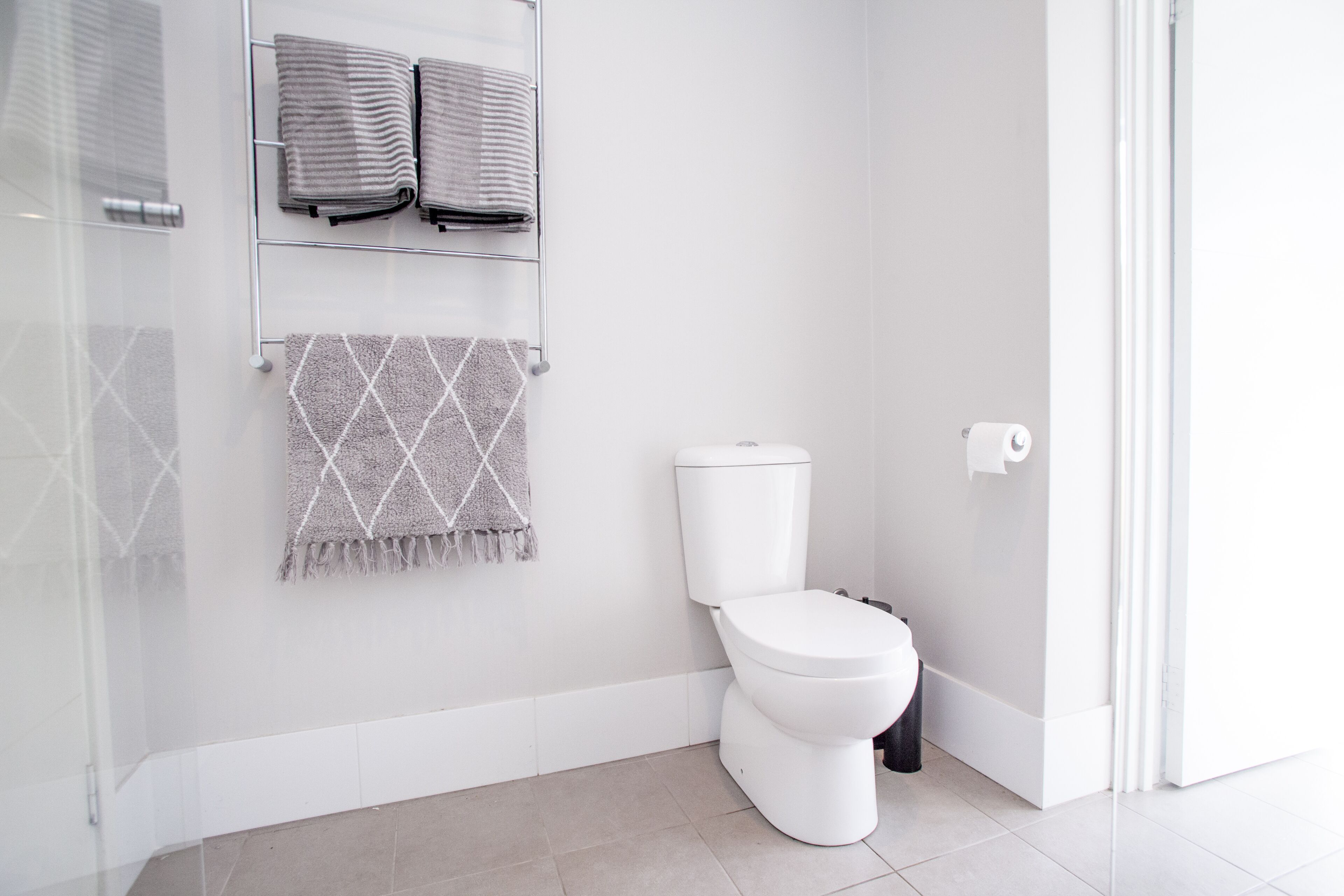 Spacious Guesthouse Close to Airport & City