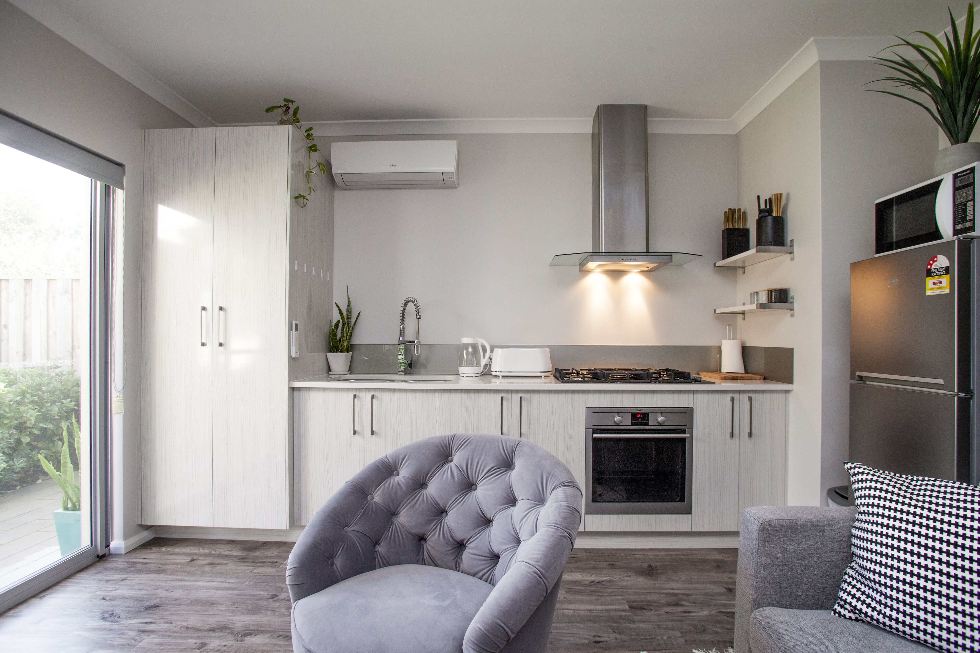 Spacious Guesthouse Close to Airport & City