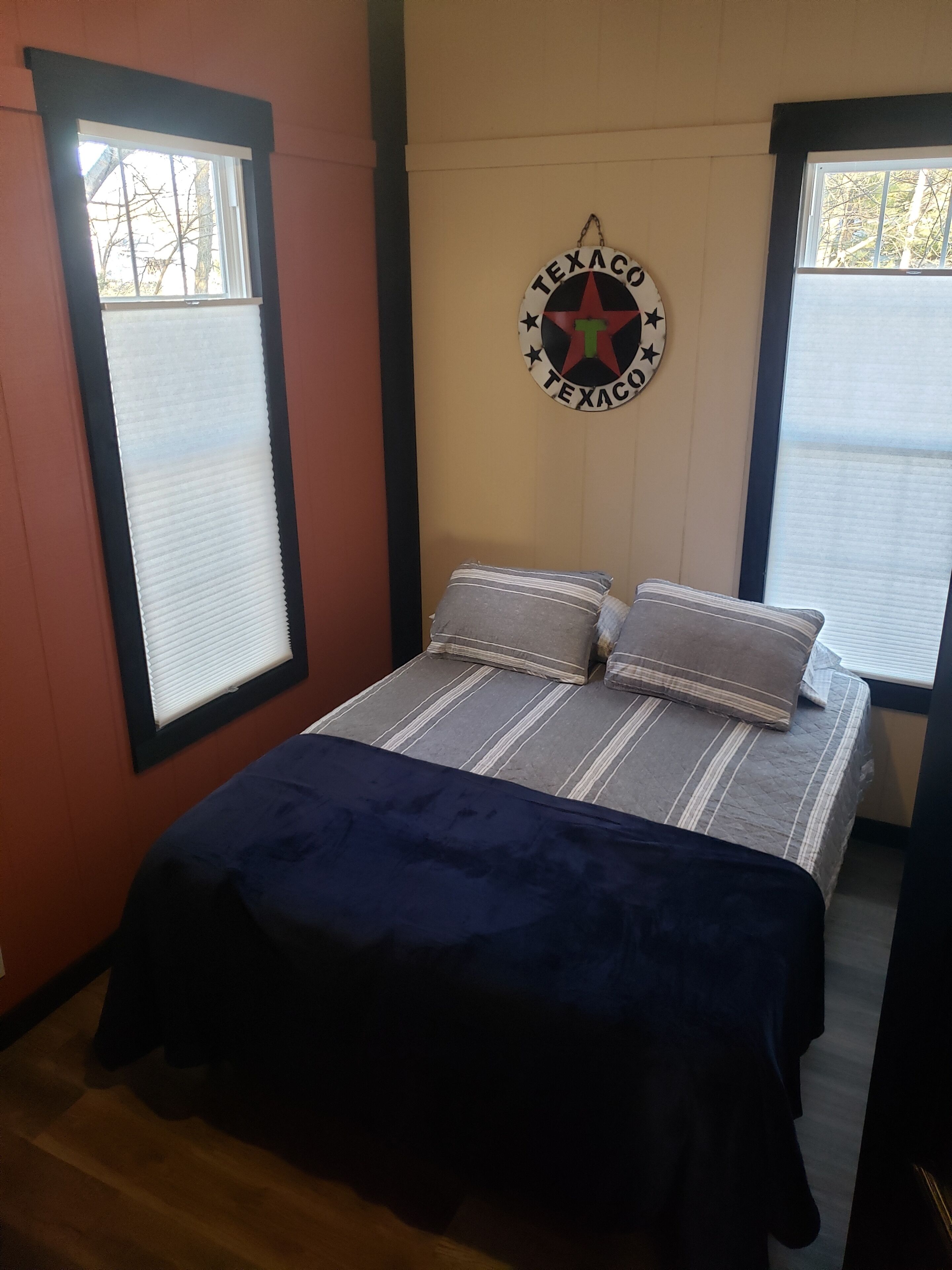 Chateau Monroe - Rustic feel with modern convenience in Olney, United States