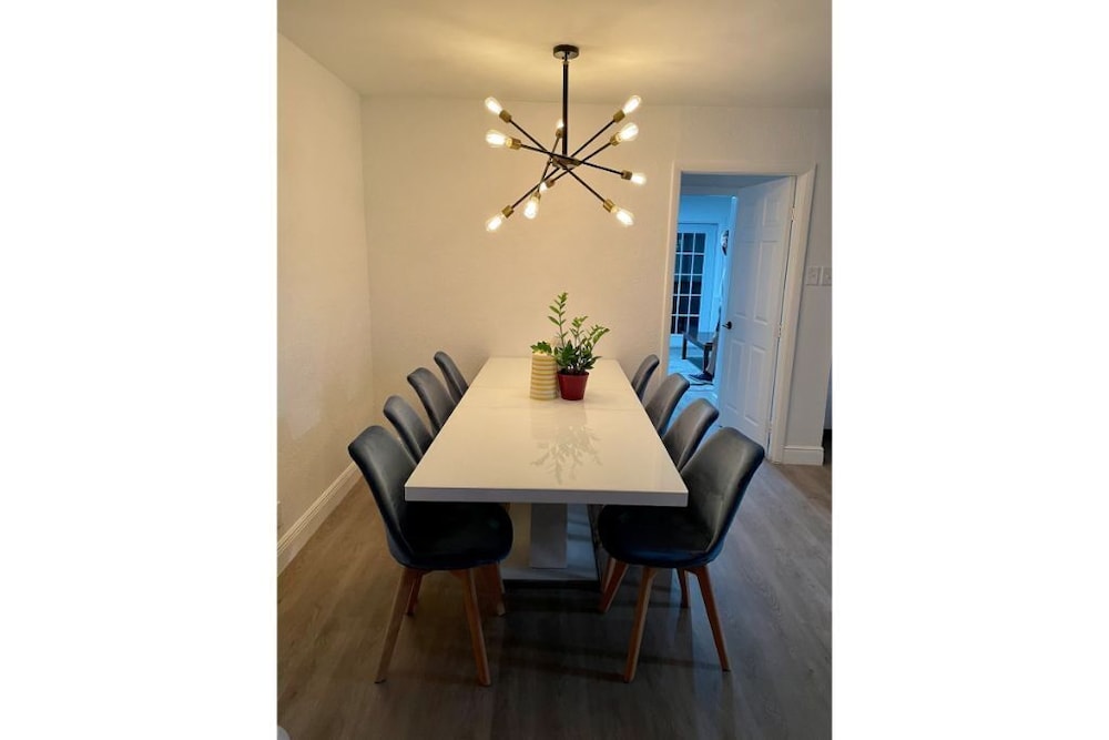 4 Bedroom House near the Hard Rock (Guitar Hotel)