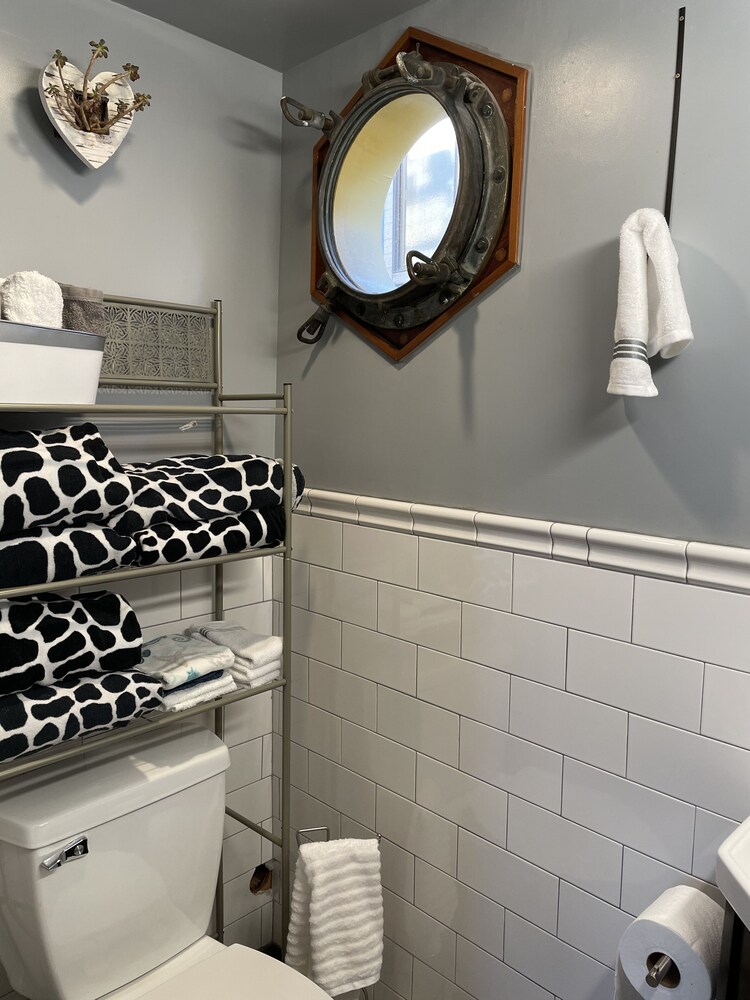 "Top Choice Houseboat Rental," says Discover Sausalito. 2bd 2ba