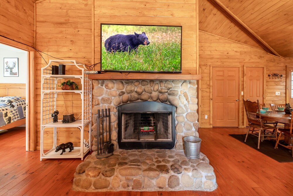 Black Bear Bungalow - Seclusion in heart of Smokys