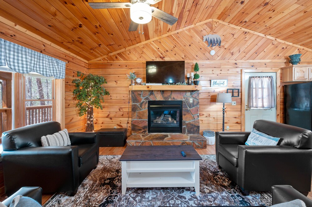 Close ‘n Secluded❤️Mountain Views*POOL is OPEN!*Hot Tub*Cabin😊A+++