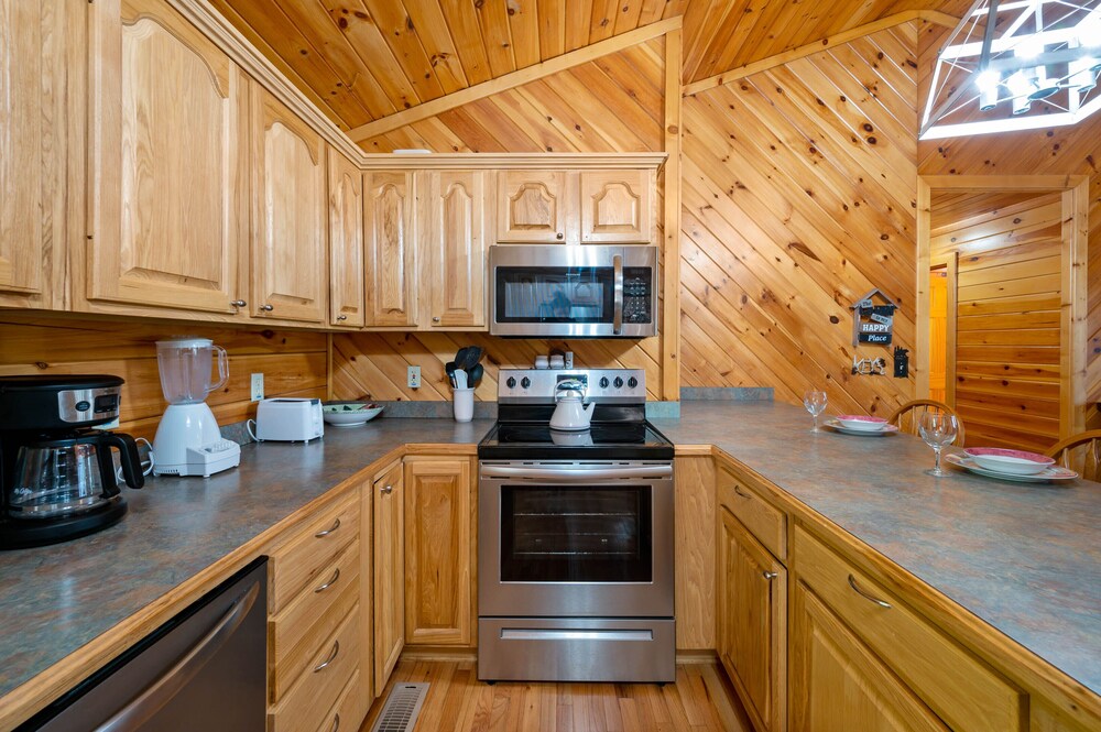 Close ‘n Secluded❤️Mountain Views*POOL is OPEN!*Hot Tub*Cabin😊A+++