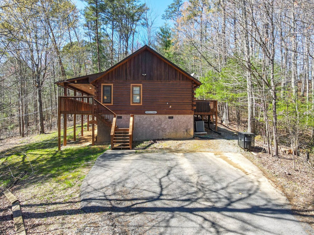Close ‘n Secluded❤️Mountain Views*POOL is OPEN!*Hot Tub*Cabin😊A+++