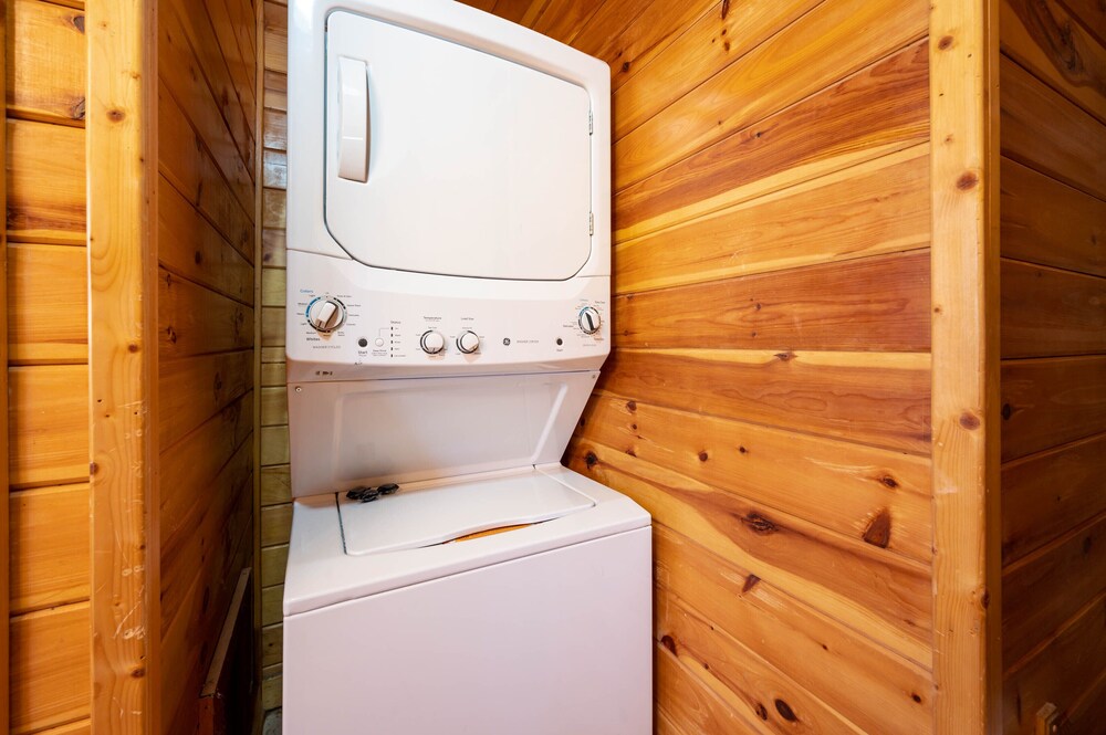 Close ‘n Secluded❤️Mountain Views*POOL is OPEN!*Hot Tub*Cabin😊A+++