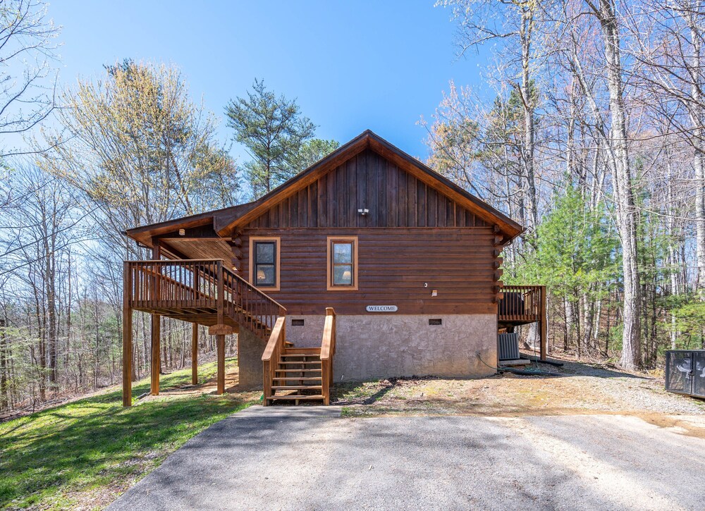 Close ‘n Secluded❤️Mountain Views*POOL is OPEN!*Hot Tub*Cabin😊A+++