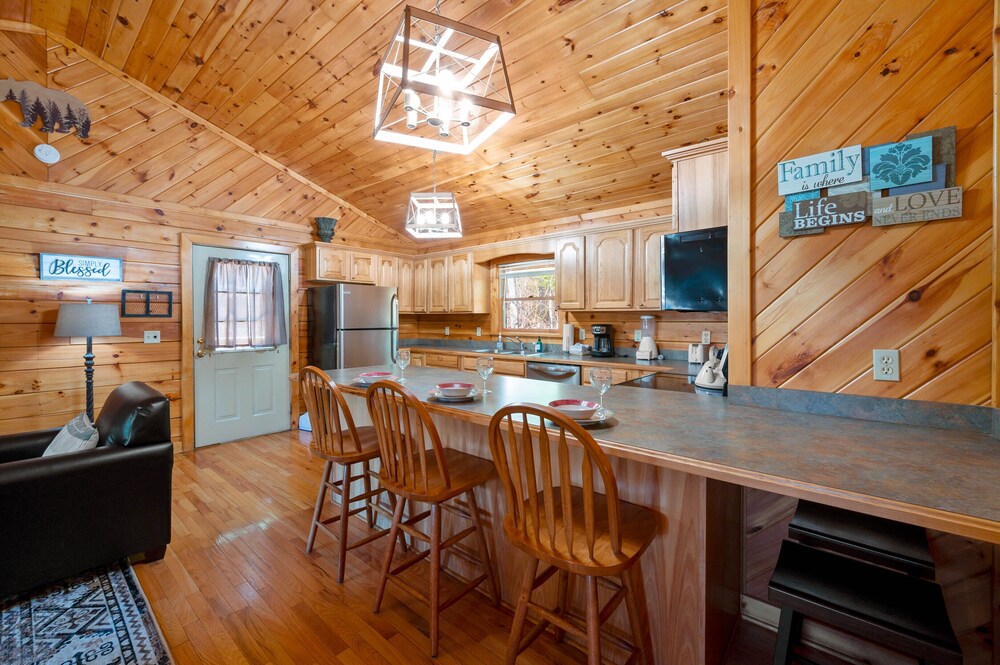 Close ‘n Secluded❤️Mountain Views*POOL is OPEN!*Hot Tub*Cabin😊A+++