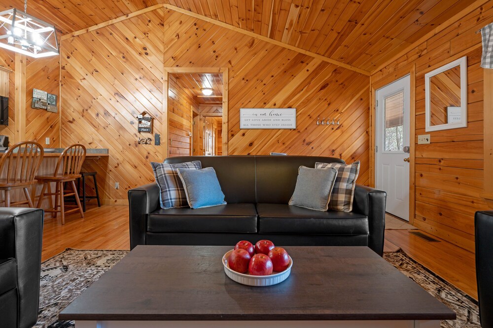 Close ‘n Secluded❤️Mountain Views*POOL is OPEN!*Hot Tub*Cabin😊A+++