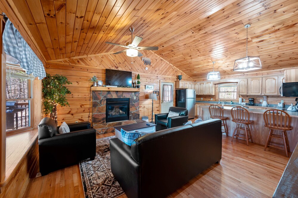 Close ‘n Secluded❤️Mountain Views*POOL is OPEN!*Hot Tub*Cabin😊A+++