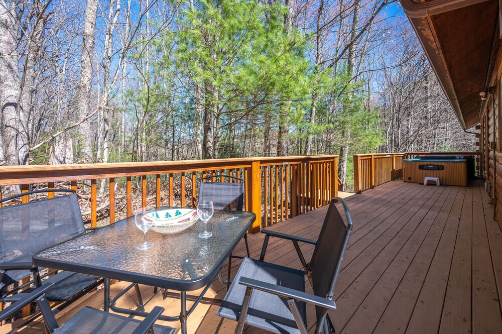 Close ‘n Secluded❤️Mountain Views*POOL is OPEN!*Hot Tub*Cabin😊A+++