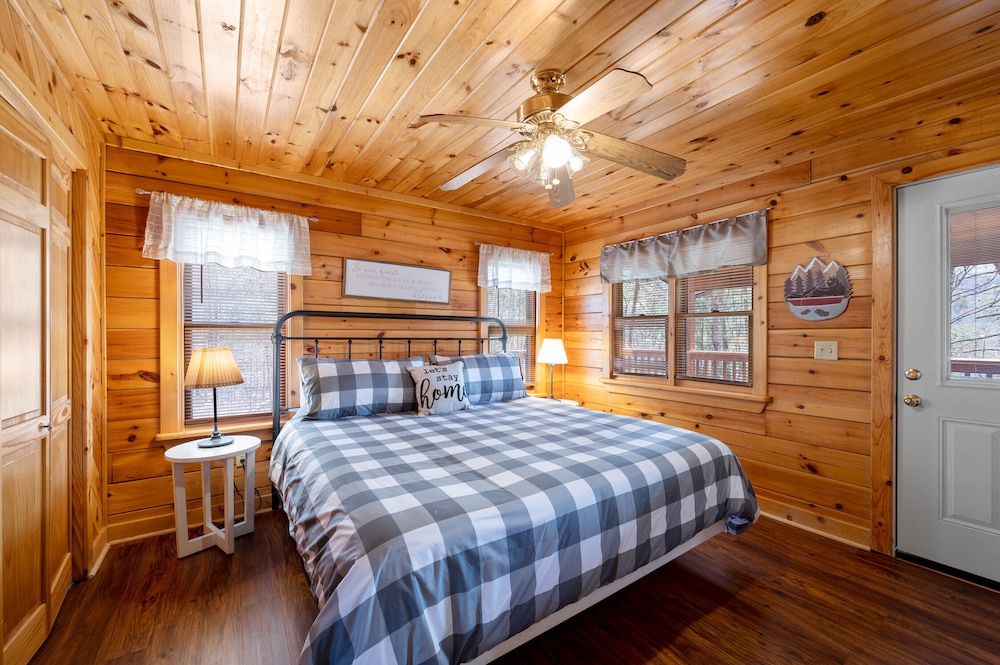 Close ‘n Secluded❤️Mountain Views*POOL is OPEN!*Hot Tub*Cabin😊A+++