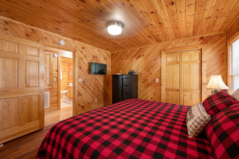 Close ‘n Secluded❤️Mountain Views*POOL is OPEN!*Hot Tub*Cabin😊A+++