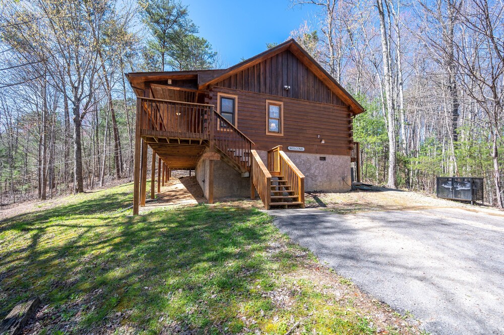 Close ‘n Secluded❤️Mountain Views*POOL is OPEN!*Hot Tub*Cabin😊A+++