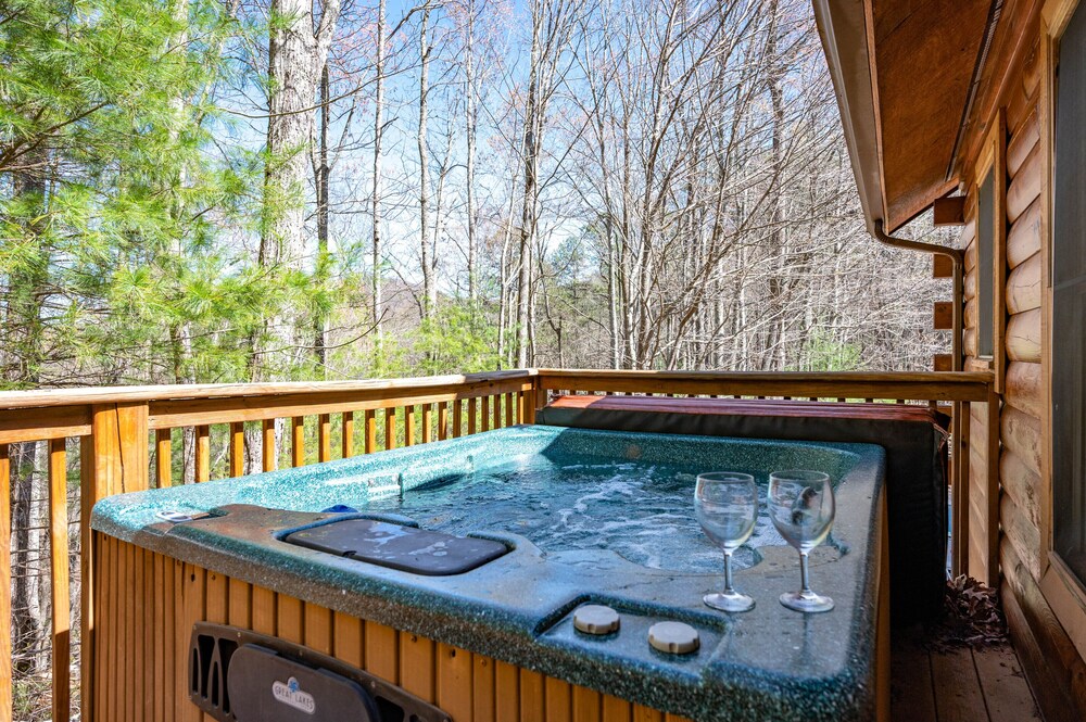 Close ‘n Secluded❤️Mountain Views*POOL is OPEN!*Hot Tub*Cabin😊A+++