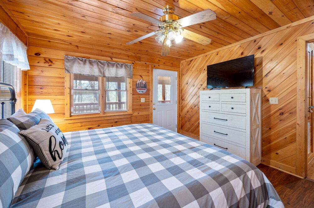 Close ‘n Secluded❤️Mountain Views*POOL is OPEN!*Hot Tub*Cabin😊A+++