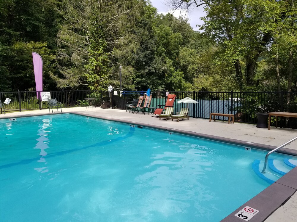 Close ‘n Secluded❤️Mountain Views*POOL is OPEN!*Hot Tub*Cabin😊A+++