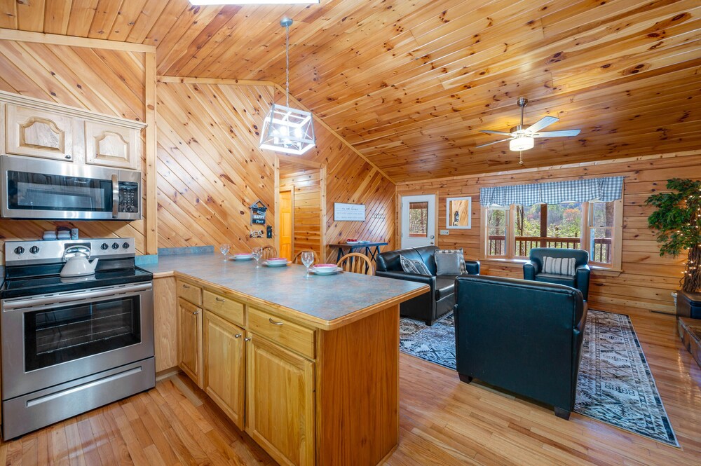 Close ‘n Secluded❤️Mountain Views*POOL is OPEN!*Hot Tub*Cabin😊A+++