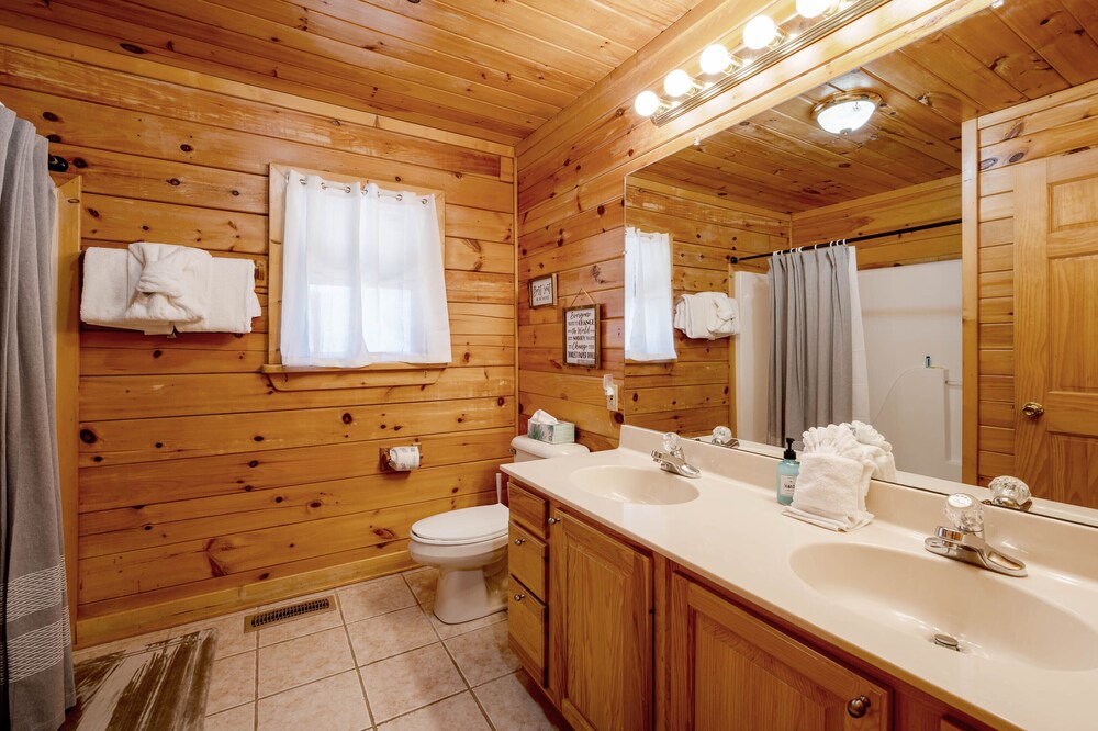 Close ‘n Secluded❤️Mountain Views*POOL is OPEN!*Hot Tub*Cabin😊A+++